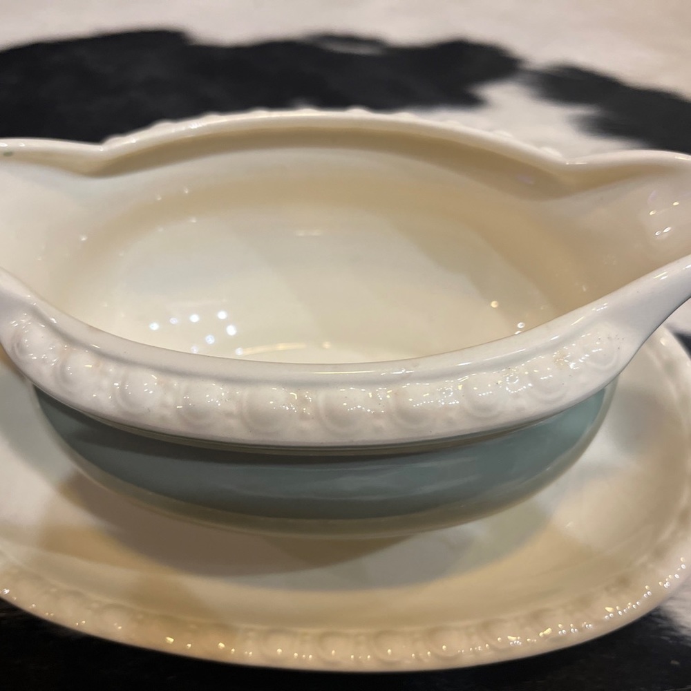 Villeroy & Boch Mattlach White & Green Gravy Boat With Attached Plate